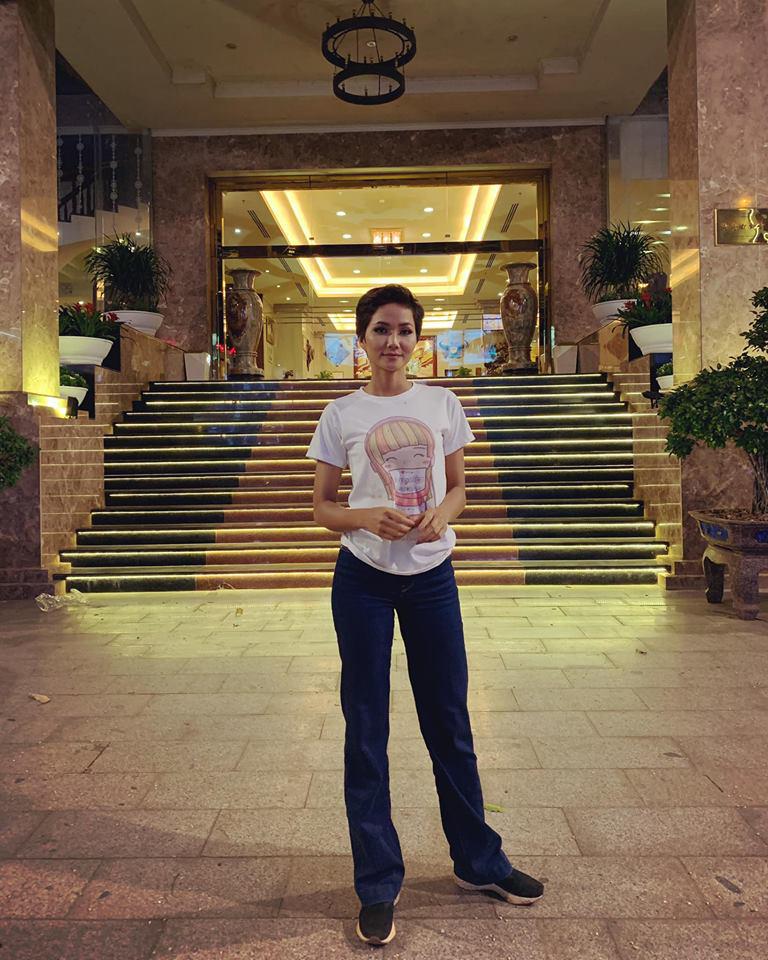 Trở thành biểu tượng nhan sắc thế giới, Hamp;#39;Hen Niê bị chê vì mặc áo chỉ... 40K, lại lấm bẩn - 4