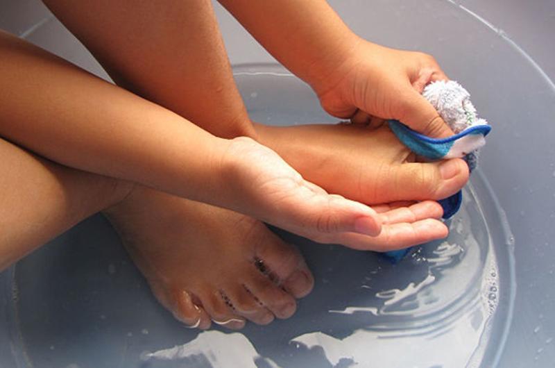 Rửa chân bằng nước nóng trước khi tắm. Sau khi chân ấm, từ từ đổ nước lên cơ thể, để cơ thể có quá trình thích nghi dần. Ngoài ra, không tắm ngay sau khi ăn, nên cách nhau nửa giờ.
