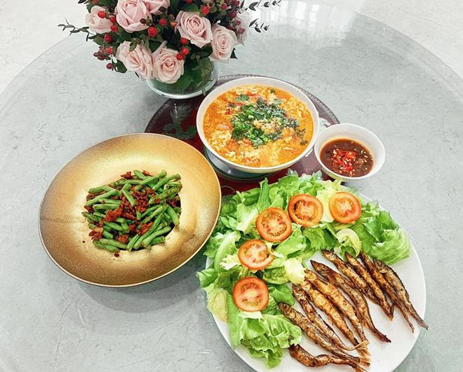 Có bầu nhưng Lan Khuê vẫn chăm vào bếp, khoe mâm cơm nhưng fan lại hô amp;#34;khiếp thật vậy!amp;#34; - 3