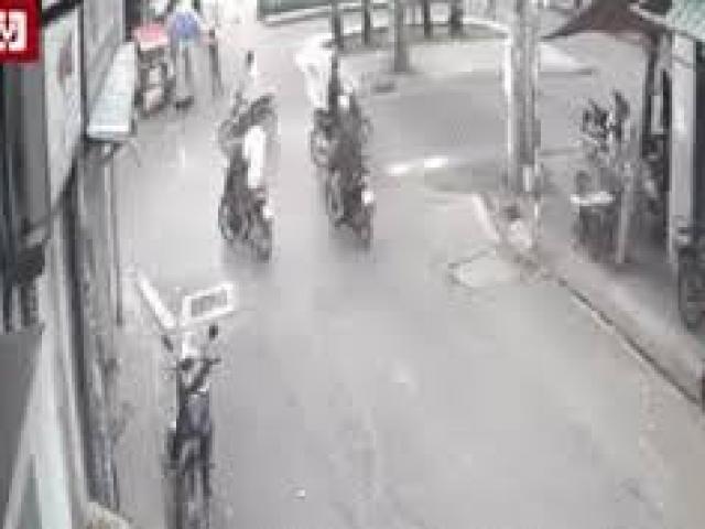 Video tên cướp tỉnh nhất năm: Từ tốn dọn bàn ghế mở đường trước khi hành sự