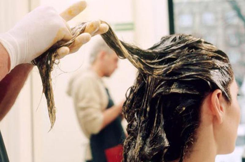 Nhiều người cho rằng việc tiếp xúc thường xuyên với những hóa chất trong thuốc nhuộm có thể khiến các thợ làm tóc có nguy cơ cao bị ung thư bàng quang và những người thích nhuộm tóc cũng có nguy cơ cao bị ung thư.
