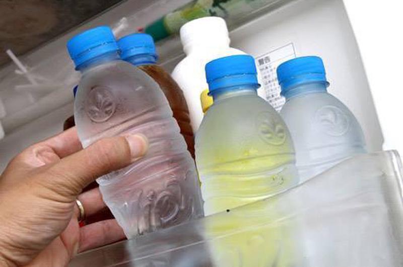 Cơ quan bảo vệ môi trường Hoa Kỳ cũng cho biết chưa có cơ sở chứng minh DEHA trong chai nhựa gây ung thư. Cơ quan Nghiên cứu ung thư quốc tế (IARC) cũng không liệt kê DEHA là chất gây ung thư như bạn vẫn nghĩ.



