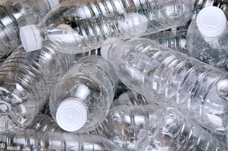 Năm 2000, chất adipat dietyhexyl (DEHA) trong chai nhựa được cho là chất gây ung thư. Tuy nhiên, theo Hiệp hội Ung thư Hoa Kỳ, DEHA không phải lúc nào cũng có trong chai nhựa đựng nước.
