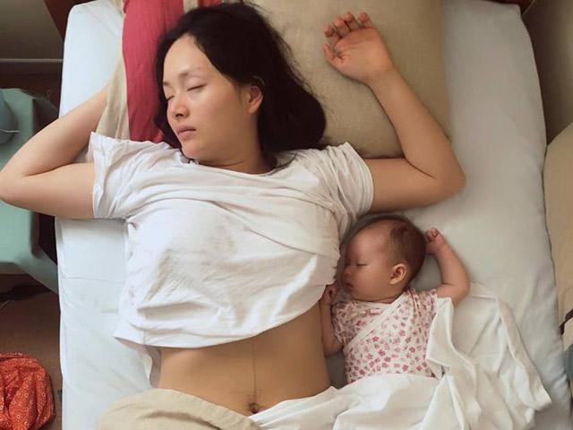 Ai bảo mẹ đẻ thuê, Lan Phương khoe ảnh ngủ cùng con được khen hết nấc vì điểm này