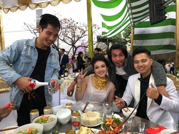 Đám cưới siêu khủng ở Nam Định: Bố vợ tặng 200 cây vàng, rước dâu bằng xe Rolls-Royce - 2