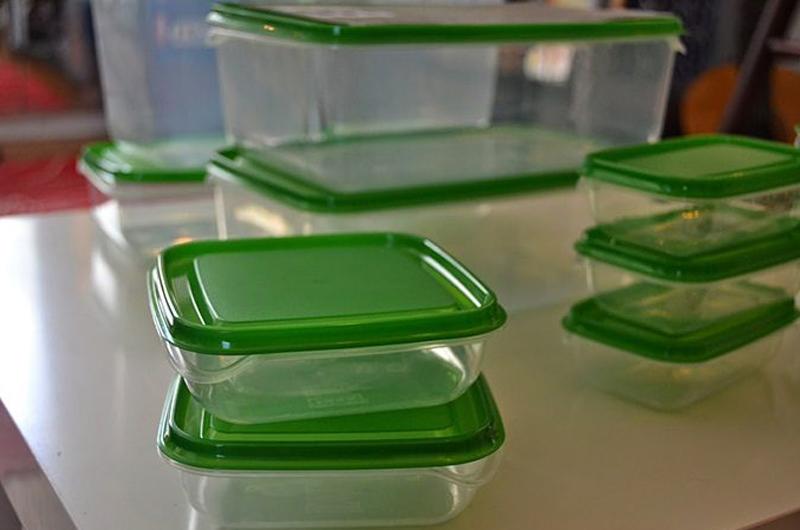 Thực tế, Cục Quản lý Thực phẩm và Dược phẩm Hoa Kỳ (FDA) đã kiểm tra rất kỹ các hộp đựng thức ăn bằng nhựa và còn đánh dấu rõ những hộp nhựa nào có thể dùng trong lò vi sóng.
