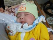 Tin tức - Bé gái bị mẹ bỏ rơi bên vệ đường cùng dòng chữ viết vội: “Ai nhặt được nuôi giúp tôi”