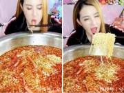 Bếp Eva - Gái xinh livestream ăn một chậu mì nhưng sau quên tắt camera, dân mạng nhìn thấy một cảnh phát ớn