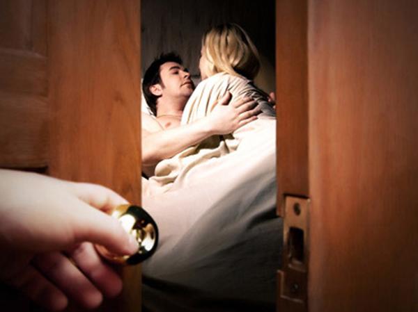 Chi tiết lạ trong thùng gạo tố cáo bộ mặt thật của gã chồng chăm ngoan - 1