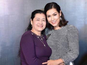 "Nguyệt thảo mai" Hà Hương dẫn mẹ ruột 61 tuổi cùng dự sự kiện