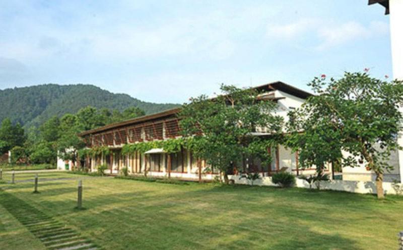 Ngôi nhà theo kiểu resort hiện đại của vợ chồng ca sĩ Mỹ Linh nằm ở Sóc Sơn, Hà Nội. Ngôi nhà được thiết kế bởi một KTS trẻ và cũng là bạn của Mỹ Linh và Anh Quân - KTS Nguyễn Chiến Phong.
