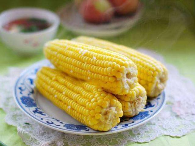 Luộc ngô đâu chỉ cho nước, thêm một nguyên liệu này, ngô sẽ ngọt ngon hơn nhiều