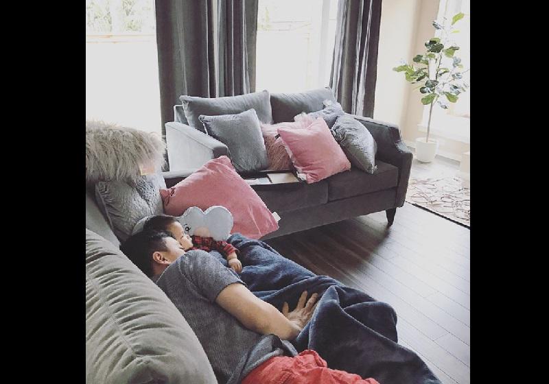 Phòng khách dễ thương với sofa hồng xám, vừa đi theo màu xu hướng lại tạo cảm giác dễ chịu, vui vẻ mỗi khi bước vào nhà.
