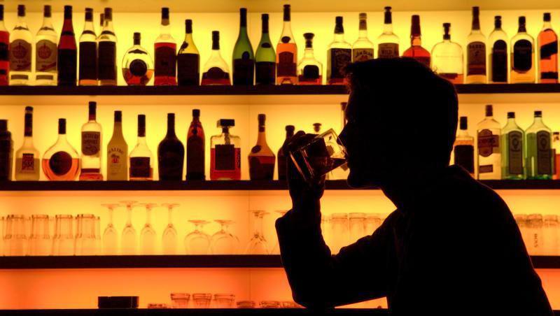 Rượu và đàn ông vốn nguy hiểm khi ở gần nhau. Các câu lạc bộ đêm, quán bar là nơi ta gặp gỡ nhau, cùng uống, trò chuyện và nhảy nhót.
