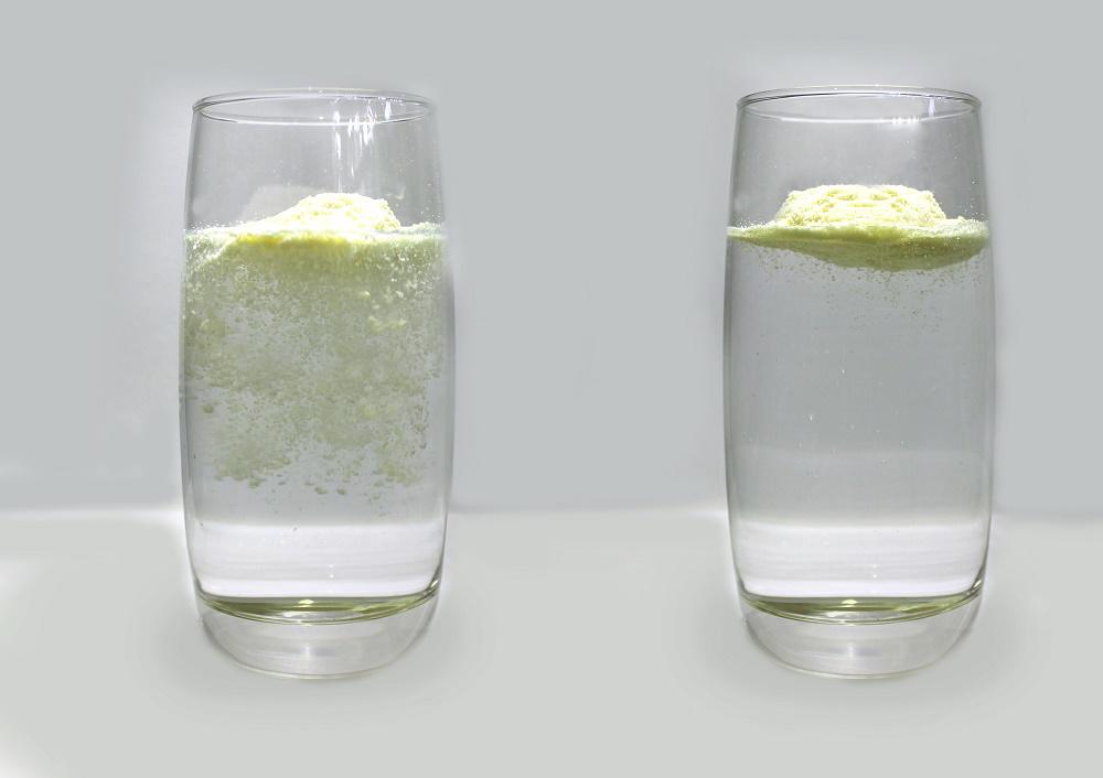 Thả sữa bột con đang dùng vào cốc nước, nếu có hiện tượng này mẹ nên vứt ngay sữa đi! - 2