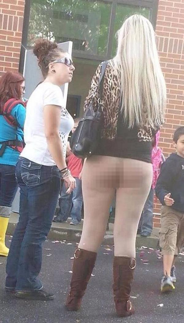 Cứ tưởng quên mặc quần, nhìn kĩ mới thấy hóa ra chỉ là cô gái diện quần amp;#34;tàng hìnhamp;#34; thôi - 2