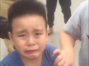 Va chạm khiến trầy xước ô tô, 2 anh em thủ phạm nhí nước mắt giàn giụa xin tha