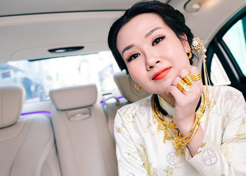 Nếu như trước đây hình ảnh Lâm Khánh Chi, Khởi My, Hoa hậu Thu Ngân... đeo vàng 'trĩu' người trong đám cưới từng gây choáng ngợp dư luận, thì mới đây Võ Hạ Trâm cũng không kém.
