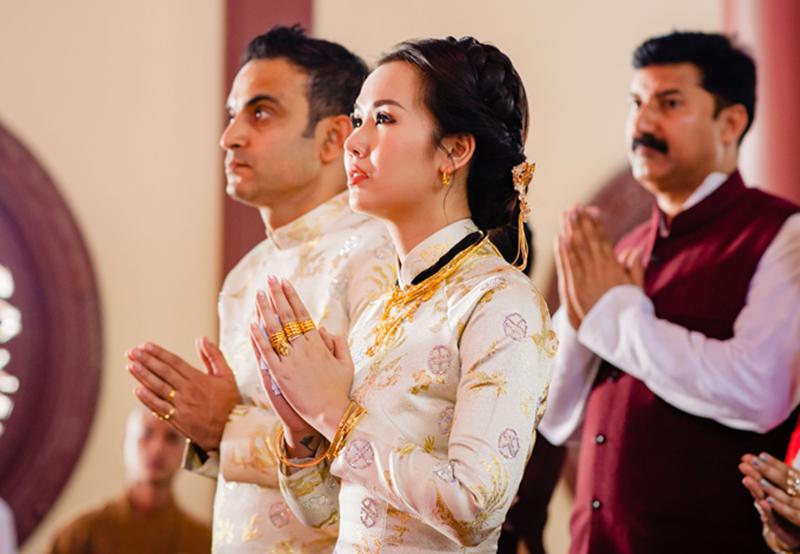 Cô dâu Việt đã được bố mẹ chồng Ấn Độ tặng rất nhiều trang sức bằng vàng.
