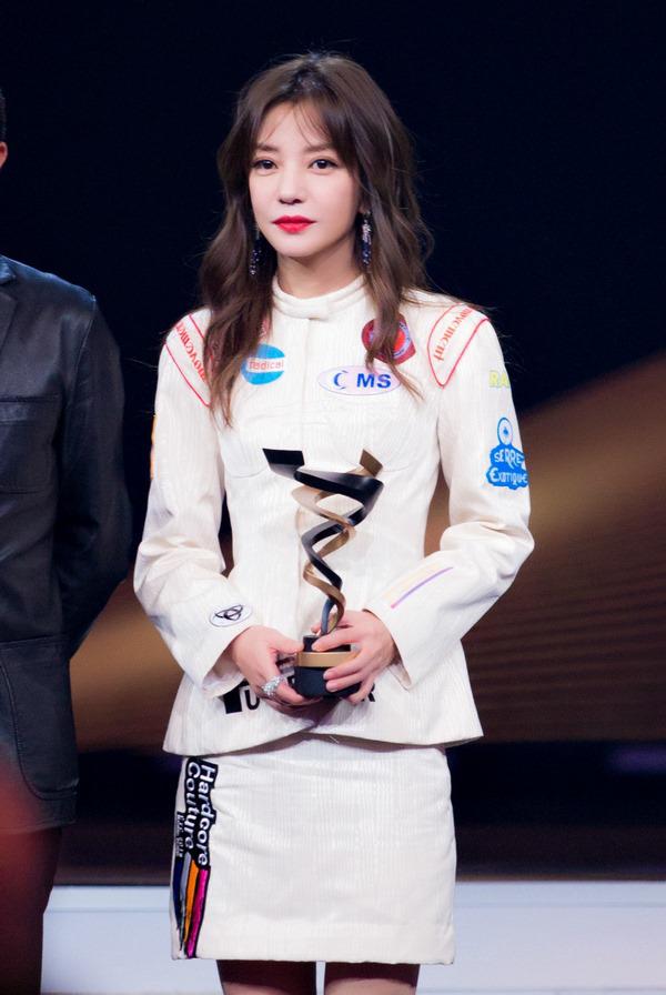 Lộ nhan sắc khác lạ đến giật mình, hóa ra lâu nay Triệu Vy trẻ trung vậy là nhờ photoshop? - 2