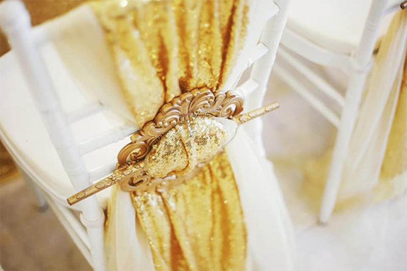 Những dải lụa sequin ánh vàng được tô điểm khắp nơi tổ chức hôn lễ khiến ai cũng 'lóa mắt'.
