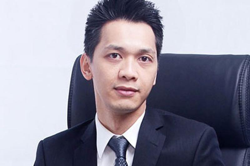Trần Hùng Huy (sinh năm 1978) là con trai ông Trần Mộng Hùng, một trong những người sáng lập và giữ chức chủ tịch ACB. Anh tốt nghiệp thạc sĩ quản trị kinh doanh tại Đại học Chapman (Mỹ) năm 2002.
