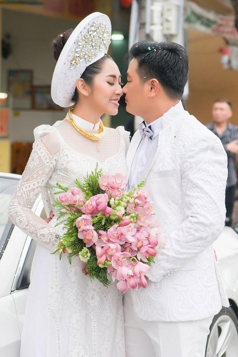 Trong khi 2 đám cưới trên được tổ chức đầu năm thì hôn lễ của Hoa hậu đại dương Thu Thảo được diễn ra cuối năm ở Cần Thơ cũng làm người hâm mộ choáng ngợp.
