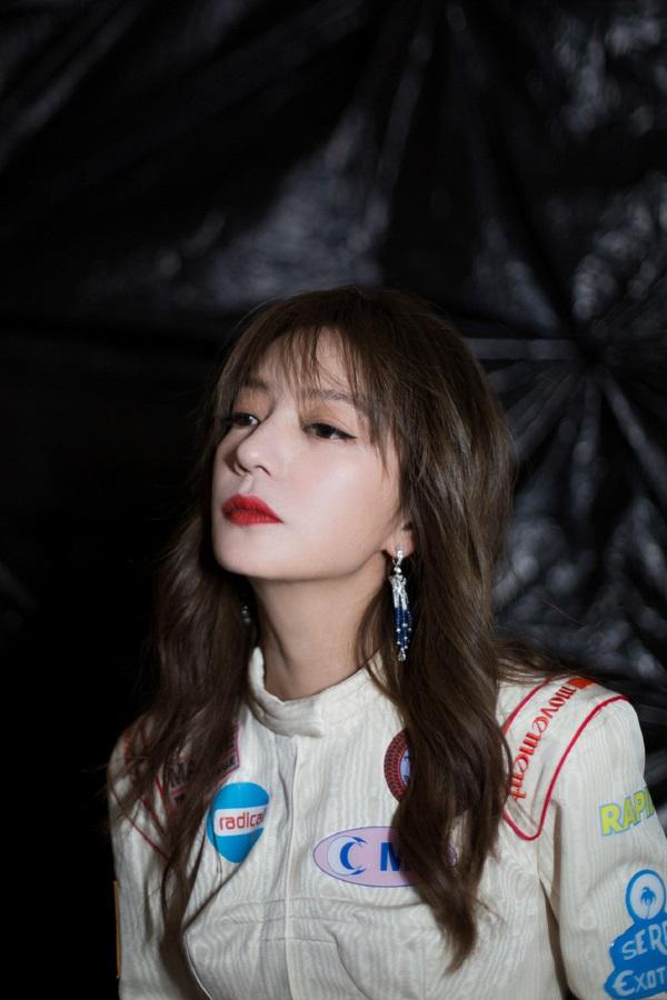 Lộ nhan sắc khác lạ đến giật mình, hóa ra lâu nay Triệu Vy trẻ trung vậy là nhờ photoshop? - 4