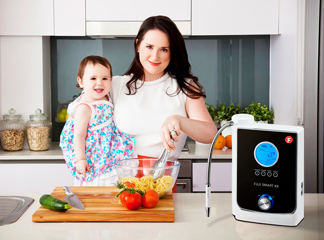 Chị em sắm sửa máy lọc nước ion kiềm giàu hydro Fuji Smart đón Tết - 1
