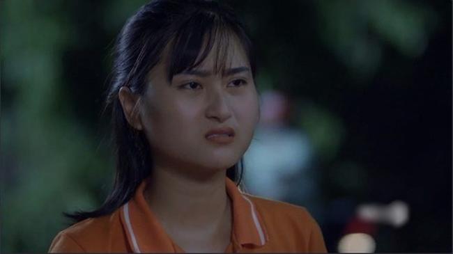 Khán giả tròn mắt xem bạn gái tuyển thủ Huy Hùng bị bắt vì amp;#34;tuồnamp;#34; đồ công ty ra ngoài - 1