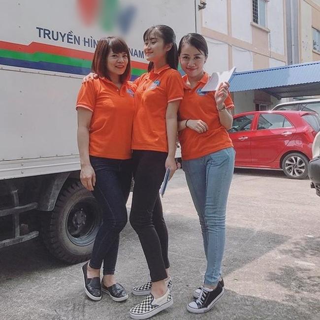 Khán giả tròn mắt xem bạn gái tuyển thủ Huy Hùng bị bắt vì amp;#34;tuồnamp;#34; đồ công ty ra ngoài - 3