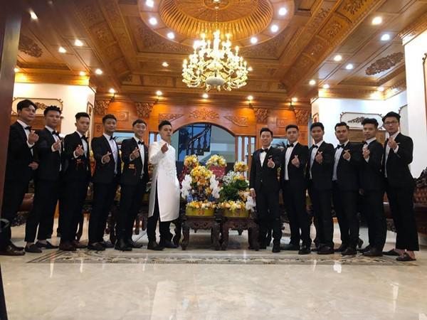 dam cuoi duoc bo vo tang 200 cay vang: choang ngop canh tuong ben trong lau dai nha co dau - 2