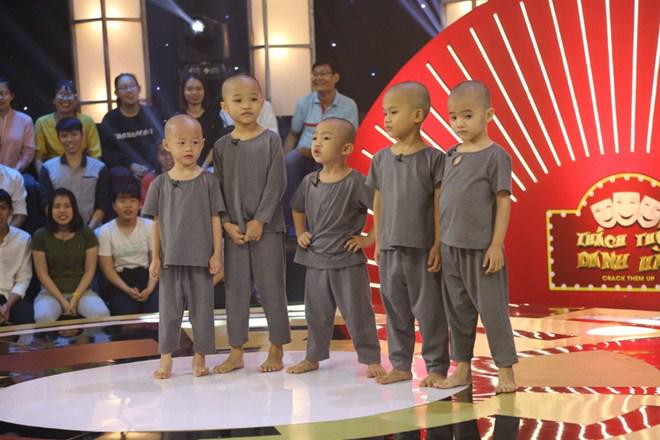 HOT: Lần đầu tiên trong lịch sử Thách thức danh hài, 5 chú tiểu giành giải 200 triệu đồng - 1