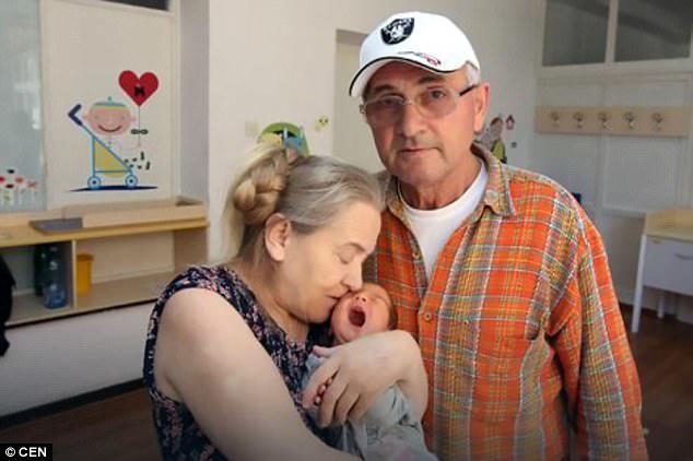 Mẹ U60 mới có con, vừa sinh xong chồng vào nhìn 1 cái liền chia tay, lý do bất ngờ - 2