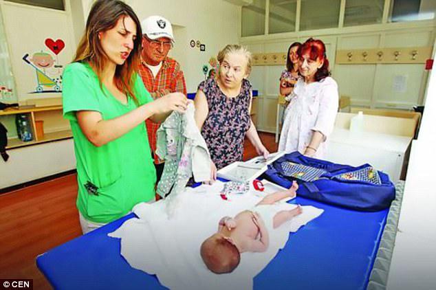 Mẹ U60 mới có con, vừa sinh xong chồng vào nhìn 1 cái liền chia tay, lý do bất ngờ - 3