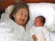 Làm mẹ - Mẹ U60 mới có con, vừa sinh xong chồng vào nhìn 1 cái liền chia tay, lý do bất ngờ