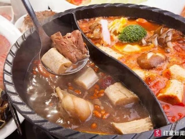 Ăn lẩu bằng bếp than, chàng trai bỗng ngất xỉu, nguyên nhân thực sự khiến ai cũng bất ngờ