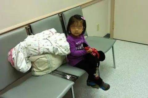 Bé gái 5 tuổi một mình ngồi đợi mẹ đẻ, khi mở lòng bàn tay bé, y tá liền khóc - 3