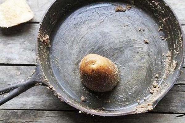 Cắt đôi củ khoai tây chà chảo, mẹ trẻ gây bất ngờ với thành quả sau 2 phút - 1