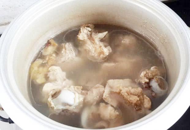 cho muoi truoc hay sau khi ham xuong de nuoc trong va day la bi quyet cua dau bep - 3