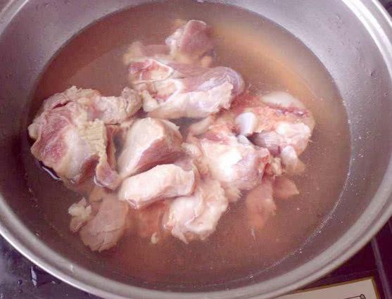 cho muoi truoc hay sau khi ham xuong de nuoc trong va day la bi quyet cua dau bep - 2