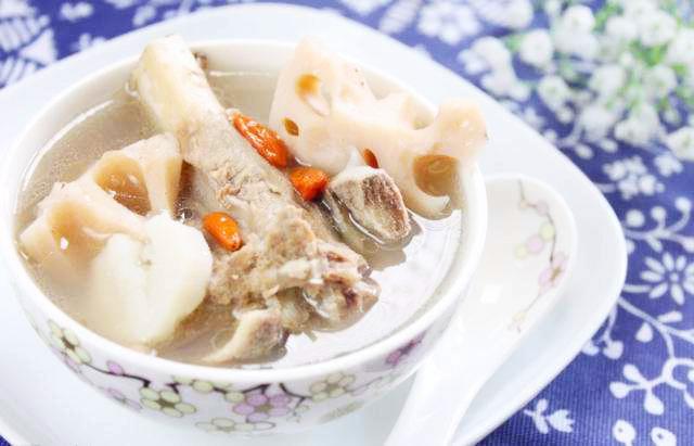 Cho muối trước hay sau khi hầm xương để nước trong và đây là bí quyết của đầu bếp - 1