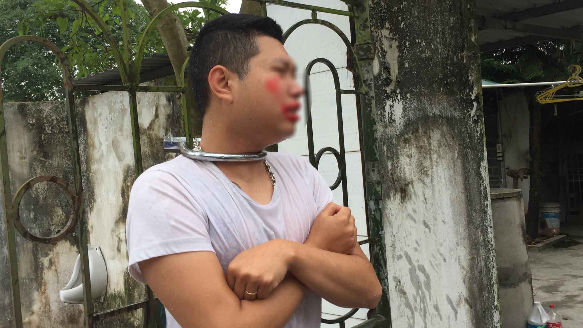 Chồng trốn đi chơi bị vợ khóa cổ vào cổng, phải khoanh tay xin lỗi và sự thật ngỡ ngàng - 1