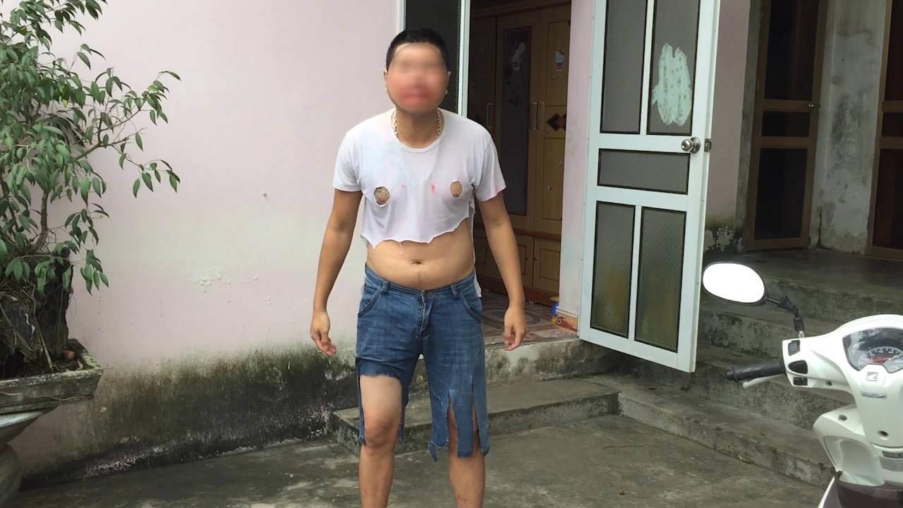 Chồng trốn đi chơi bị vợ khóa cổ vào cổng, phải khoanh tay xin lỗi và sự thật ngỡ ngàng - 3