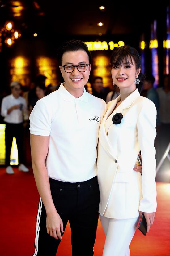 Đông Nhi rạng rỡ đưa amp;#34;gà cưngamp;#34; tới chúc mừng phim mới của amp;#34;ông bầuamp;#34; Lương Mạnh Hải - 1