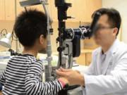 Sức khỏe - Con không mở nổi mắt phải đi khám, mẹ hối hận khi nghe bí mật "động trời" của con