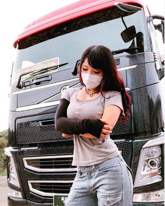 Nữ tài xế được chú ý vì thân hình quá quyến rũ, tháo khẩu trang ai cũng giật mình - 2