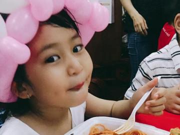 Mới ngày nào được bố công khai, giờ con gái Ưng Đại Vệ đã lớn xinh thế này!