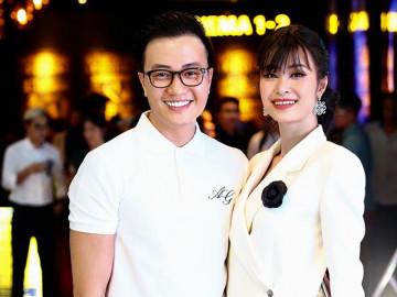 Đông Nhi rạng rỡ đưa gà cưng tới chúc mừng phim mới của ông bầu Lương Mạnh Hải