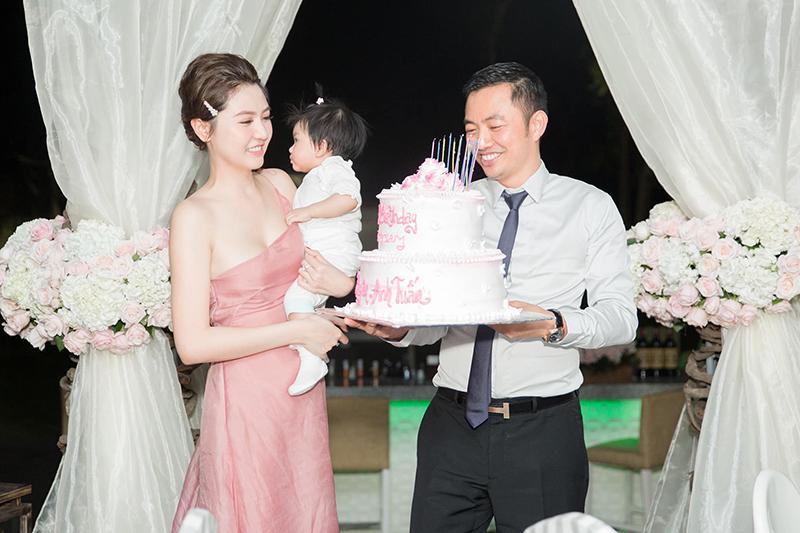 Gia đình nhỏ của Ngọc Duyên cùng nhau thổi nến mừng kỷ niệm 1 năm ngày cưới. 
